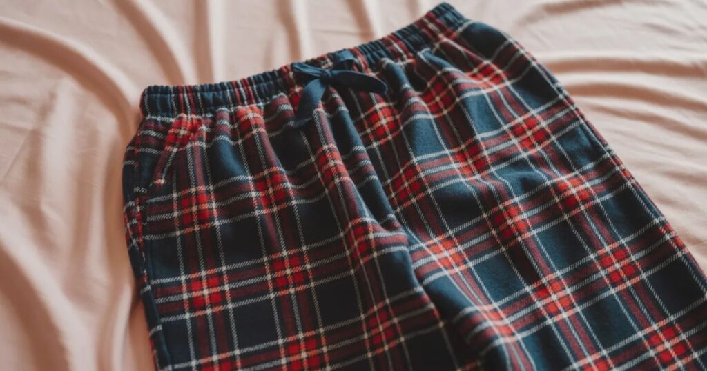 Plaid pajama trousers with elastic waistband and relaxed fit